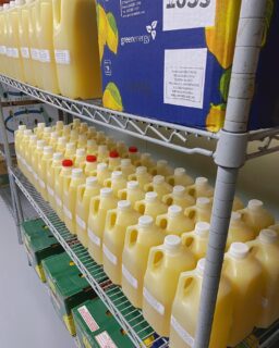 Head on over to @juicekingusa where you can find our retail and wholesale juice program. Juices prepared fresh at the Crown processing facility, cold-pressed and bottled at 37°F!
🥶 
Pasteurized juice program available for wholesale distributors and business to business sales. Always fresh and unpasteurized for our retail customers!
🥤 
🍊
🍋
🥬
🥕
🍏
🍉
#juice #juices #citrus #wholesale #unpastuerized #fyp #food #foodie #foodservicedistribution #processor #foodprocessing #freshcut #pastuerized #bottled #fresh #allnatural #maricopacounty #scottsdale #phoenix #mesa #tempe #goodyear #chandler #litchfieldpark #peoria #JuiceKingUSA